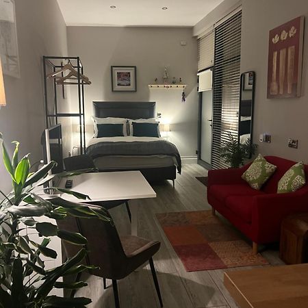 Hugo Mews Bright Studio Apartment เบรย์ ภายนอก รูปภาพ