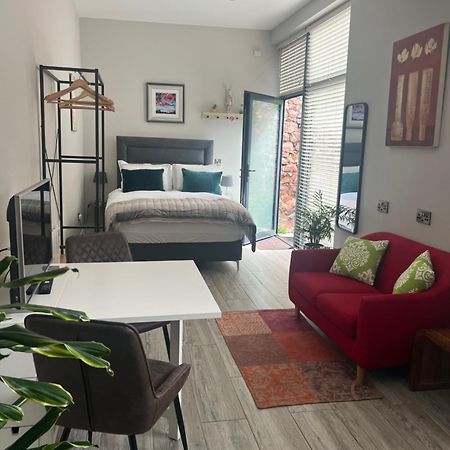 Hugo Mews Bright Studio Apartment เบรย์ ภายนอก รูปภาพ