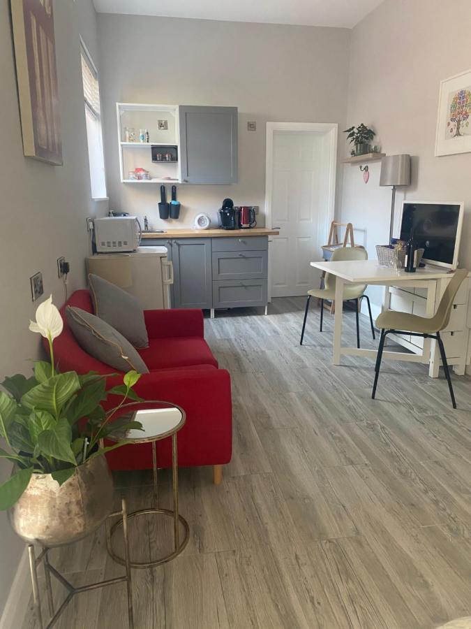 Hugo Mews Bright Studio Apartment เบรย์ ภายนอก รูปภาพ