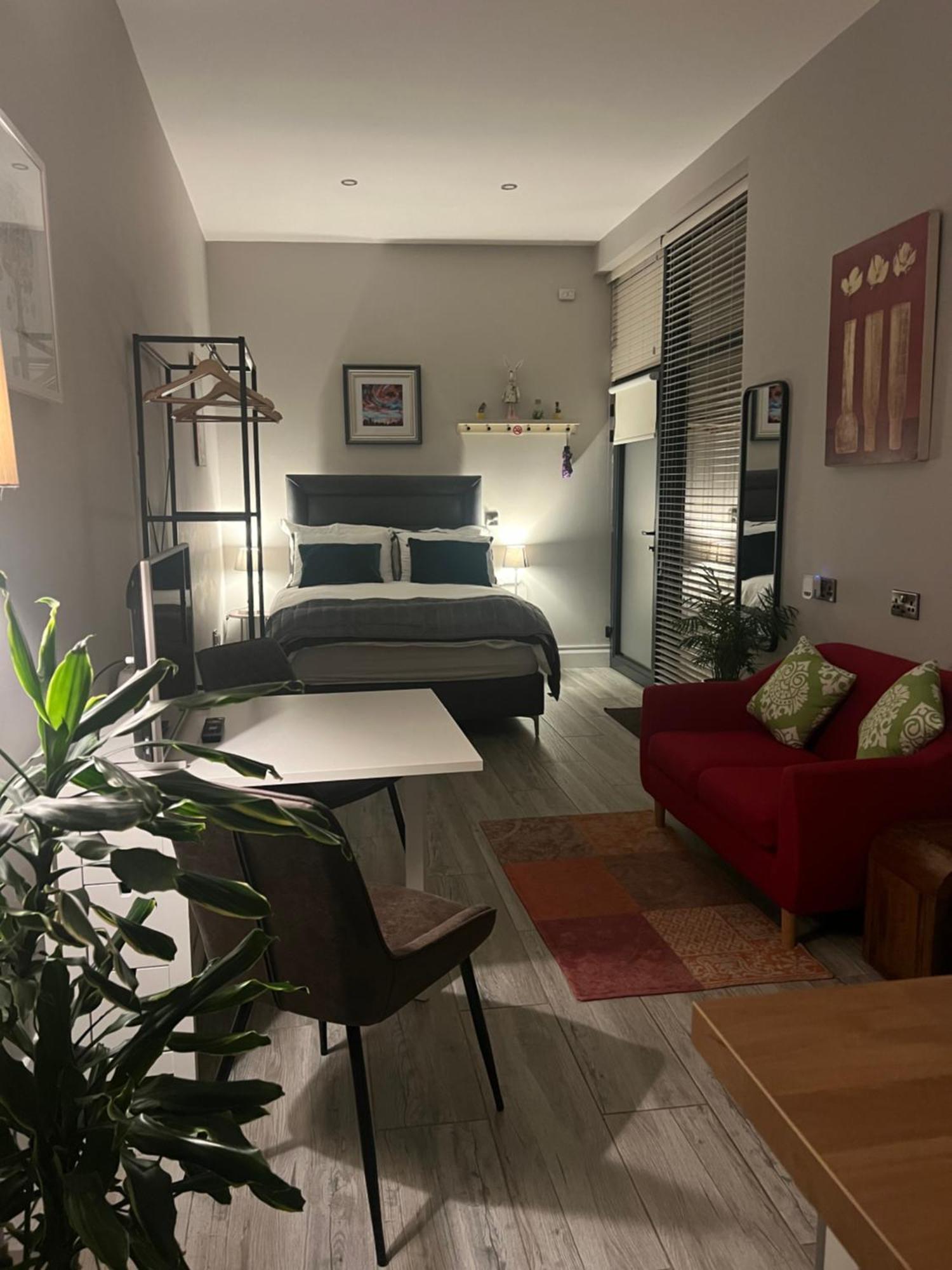 Hugo Mews Bright Studio Apartment เบรย์ ภายนอก รูปภาพ