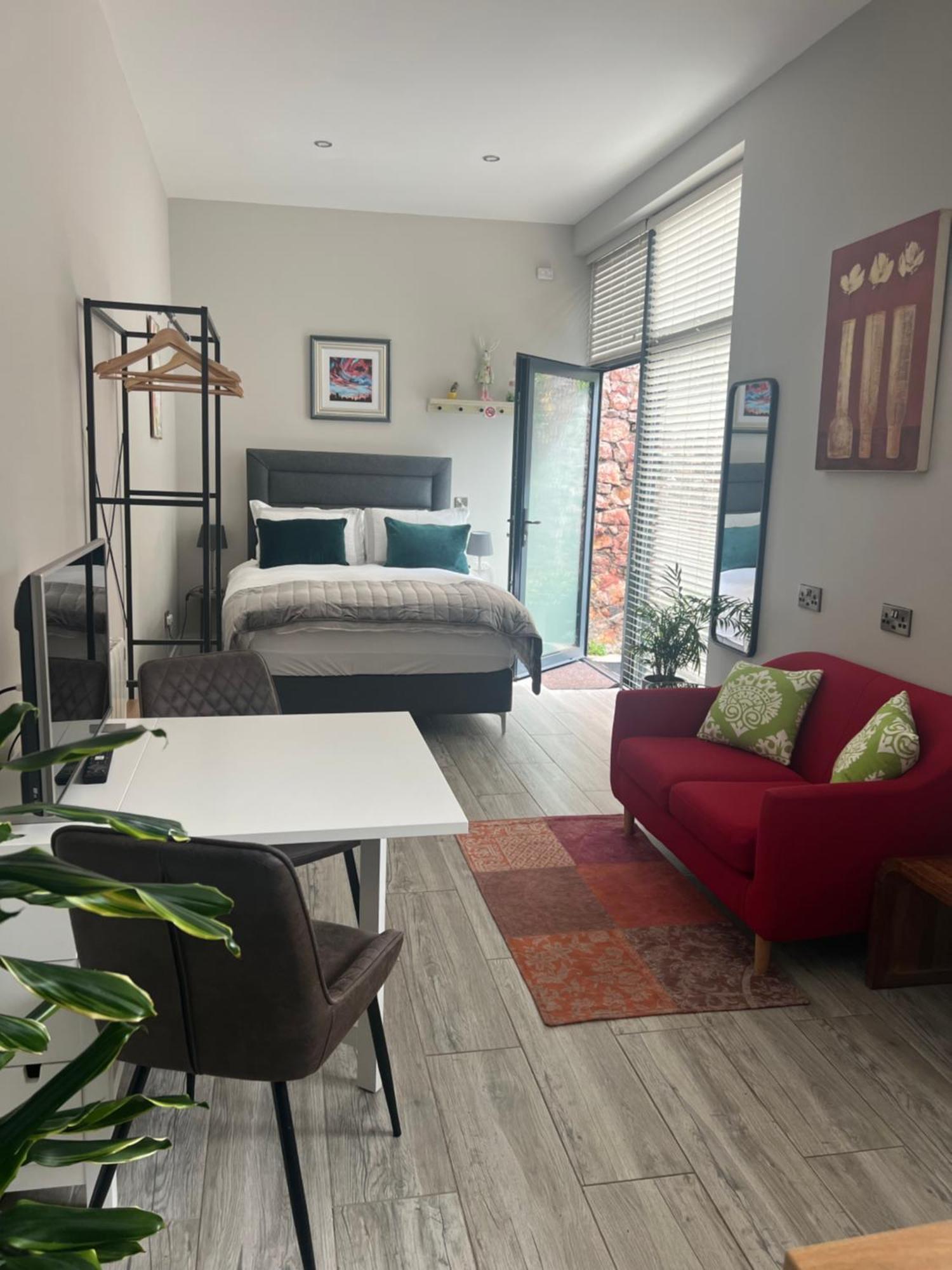 Hugo Mews Bright Studio Apartment เบรย์ ภายนอก รูปภาพ